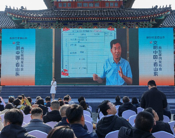 鲜花送文明 美德润肥城