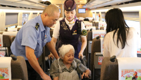 列车驰骋旷野 温情铺满旅途